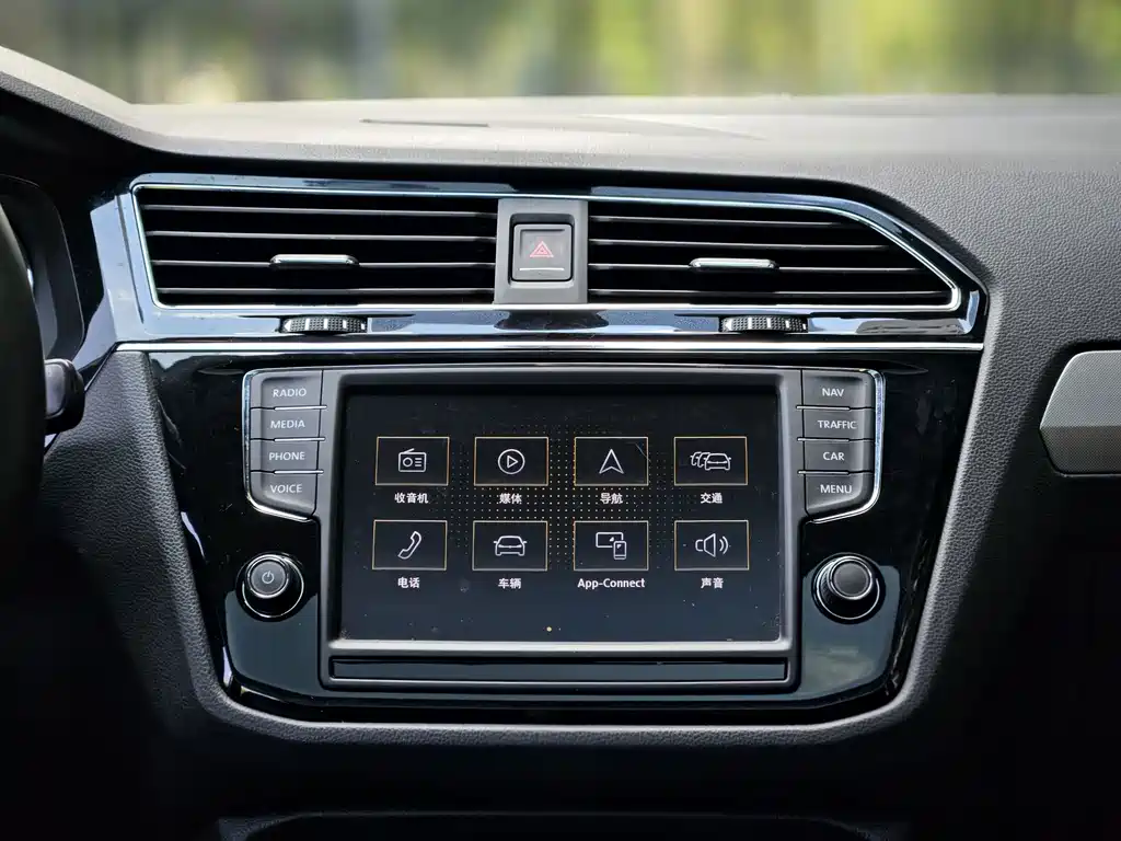 Volkswagen Tiguan L — миниатюра 10