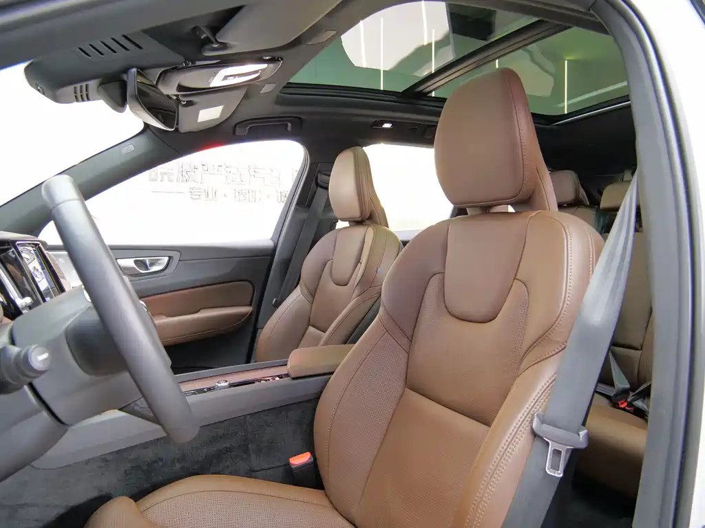 Volvo XC60 PHEV — миниатюра 7