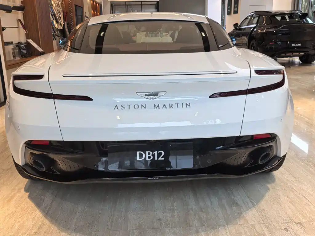 Aston Martin DB12 — миниатюра 9