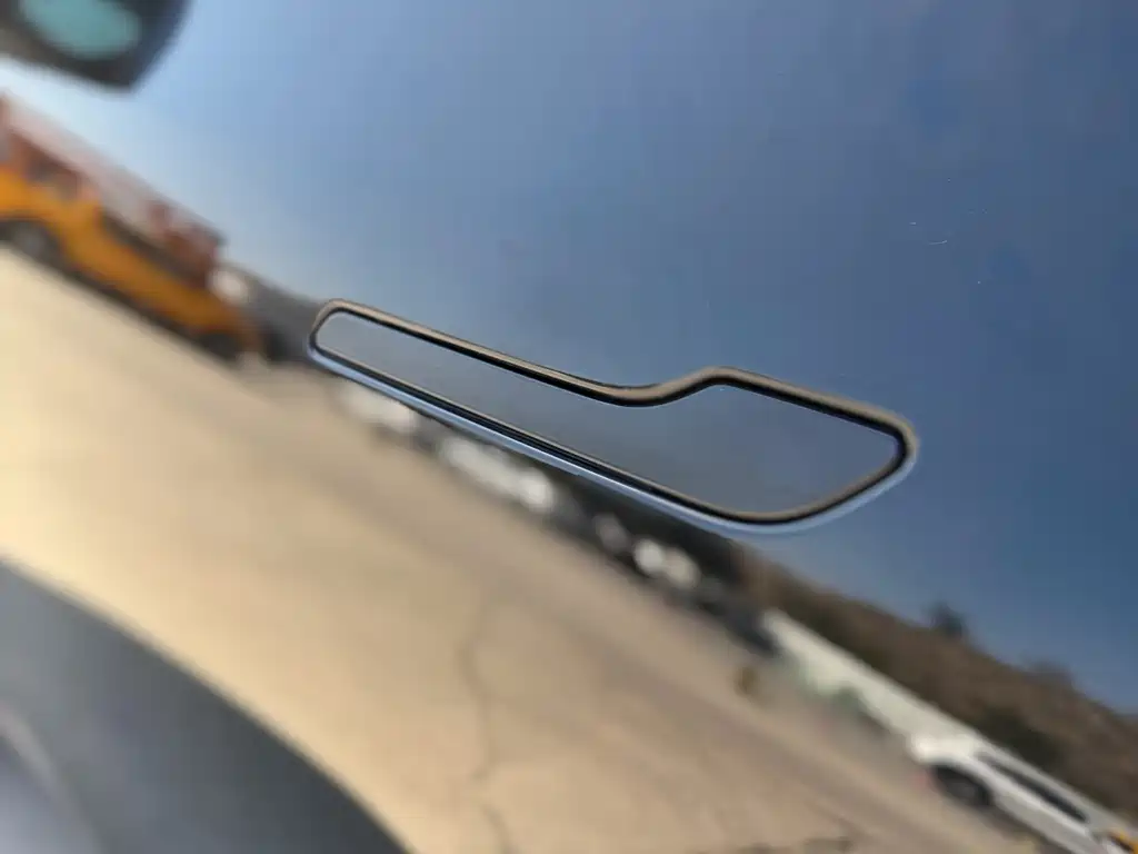 Tesla Model Y — миниатюра 10