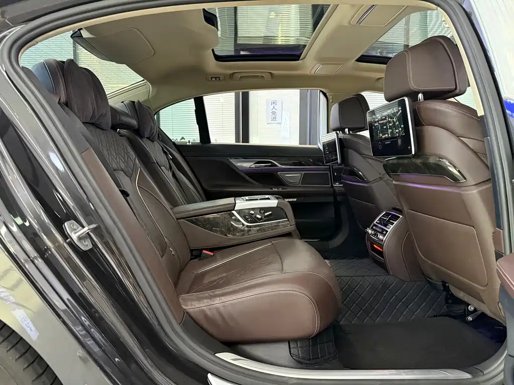 BMW 7 Series — миниатюра 10
