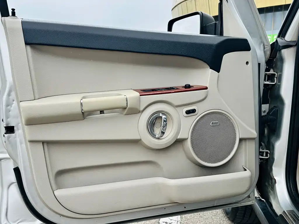 Jeep Commander Classic — миниатюра 10
