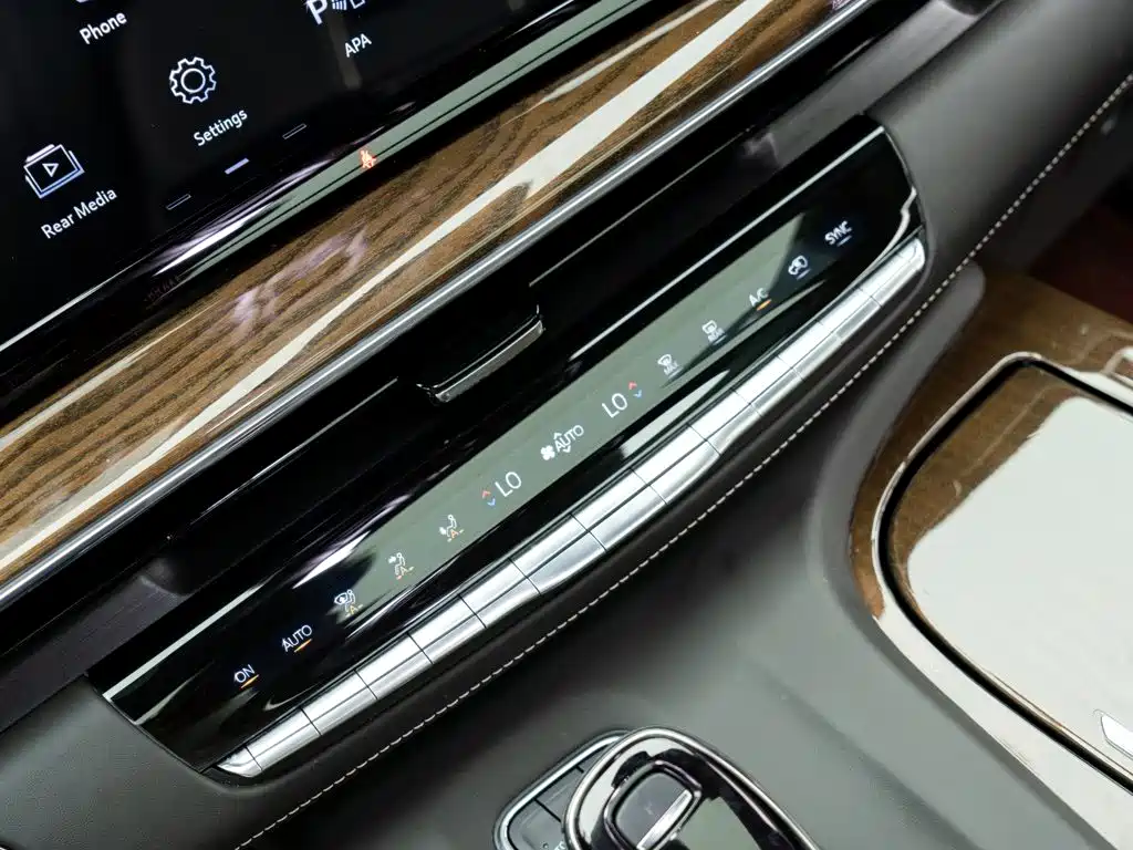 Cadillac Escalade — миниатюра 27