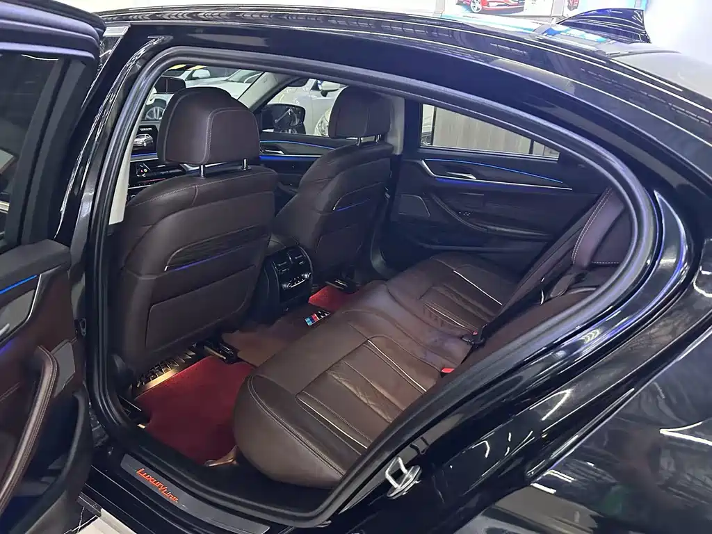 BMW 5 Series — миниатюра 13