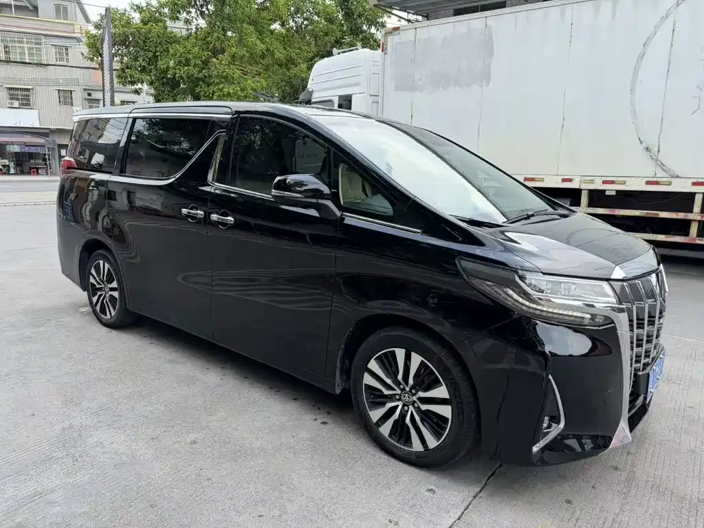 Toyota Alphard — миниатюра 2
