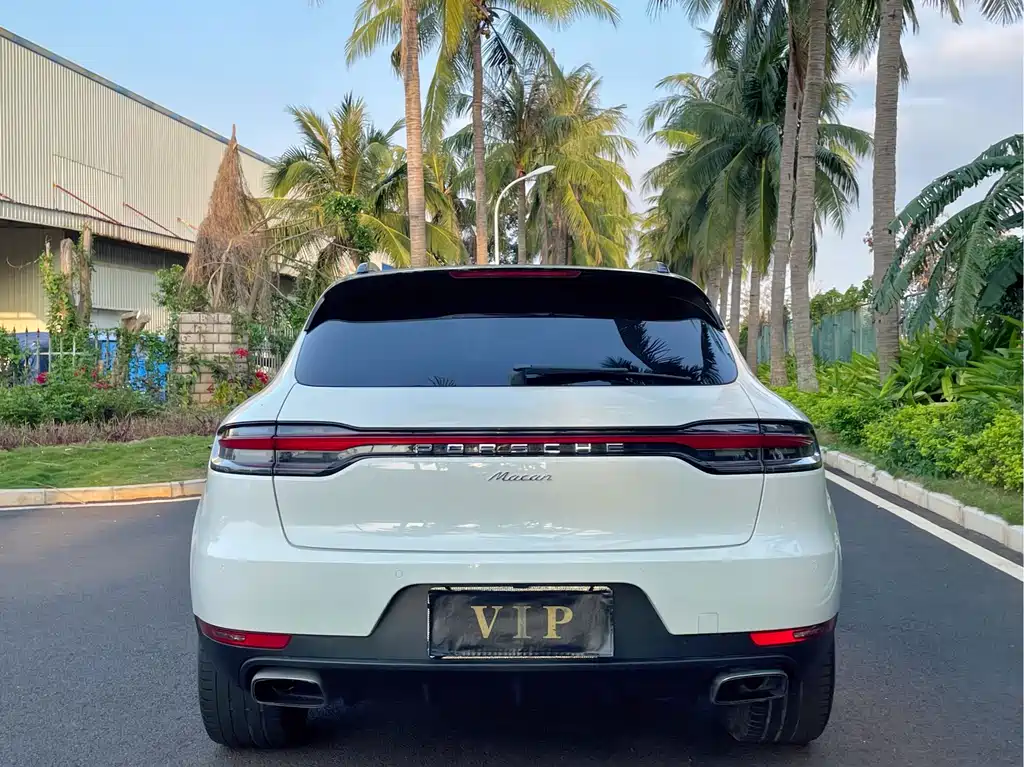 PORSCHE MACAN