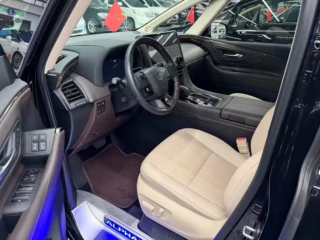 Toyota Alphard — миниатюра 3
