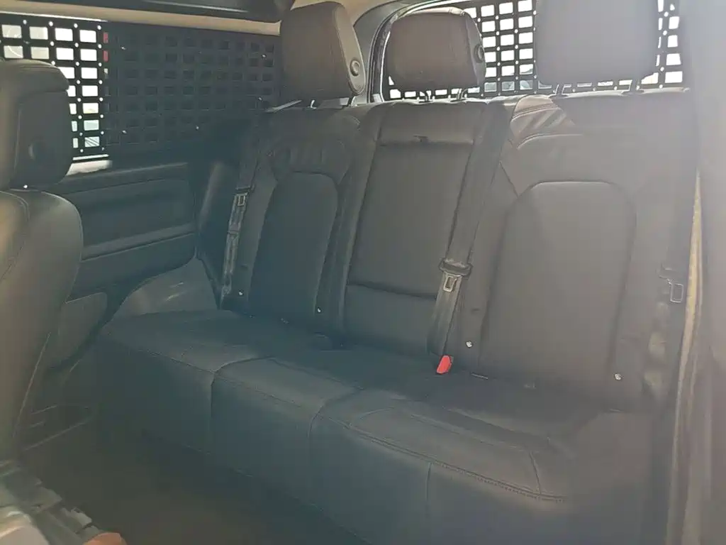 Land Rover Defender — миниатюра 17