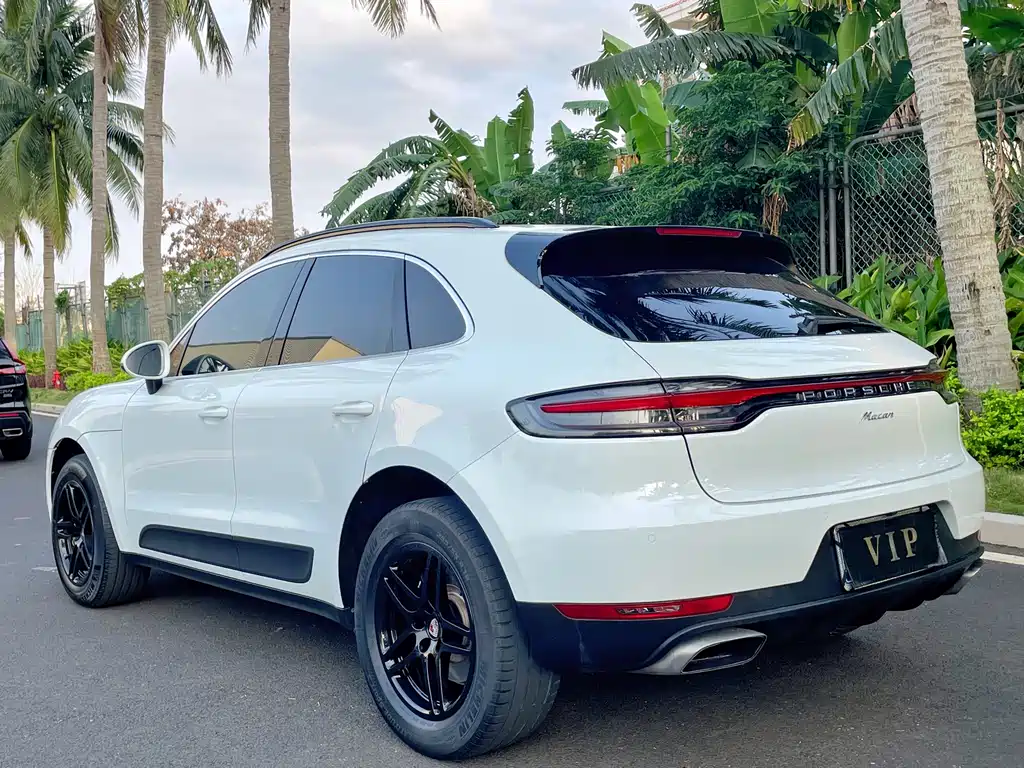 PORSCHE MACAN