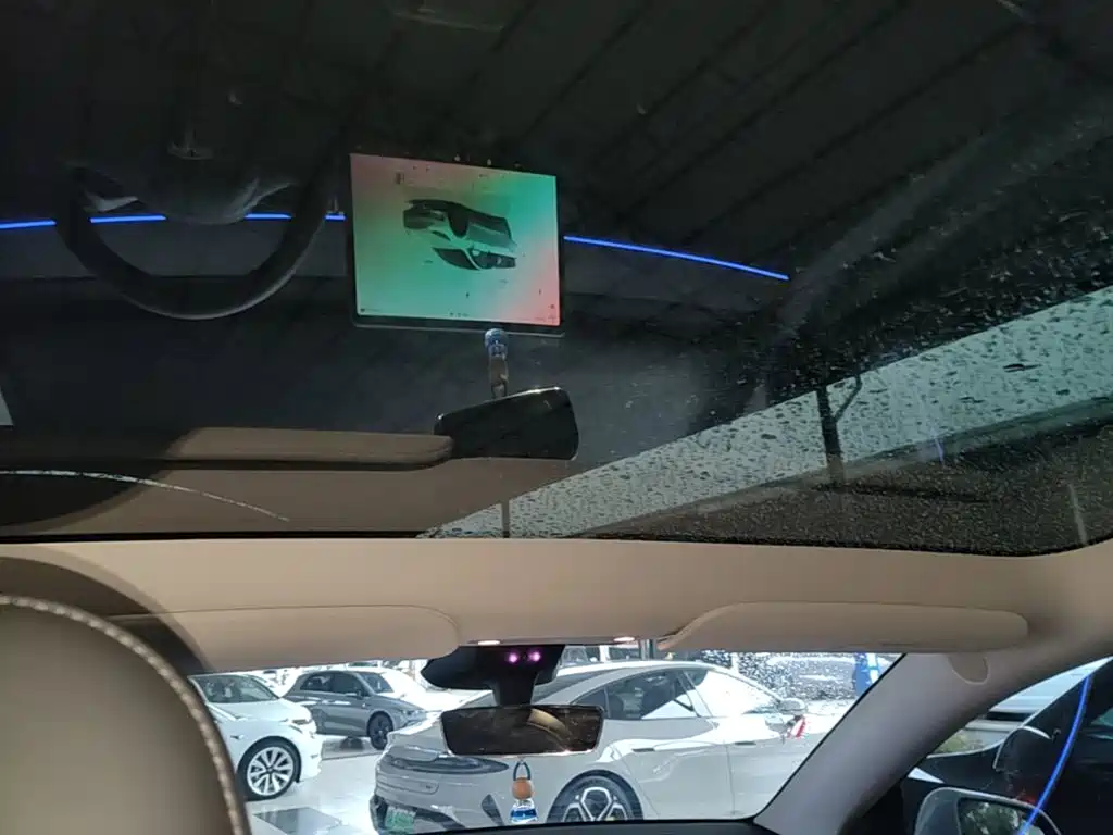 Tesla Model Y — миниатюра 18