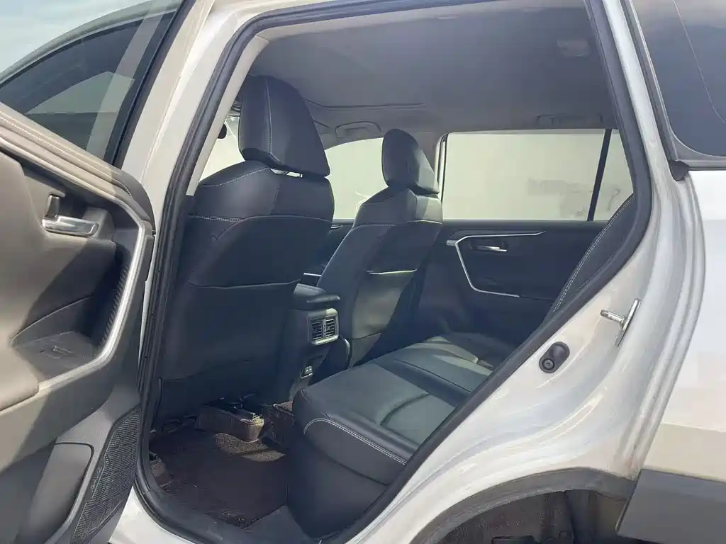 Toyota RAV4 — миниатюра 8