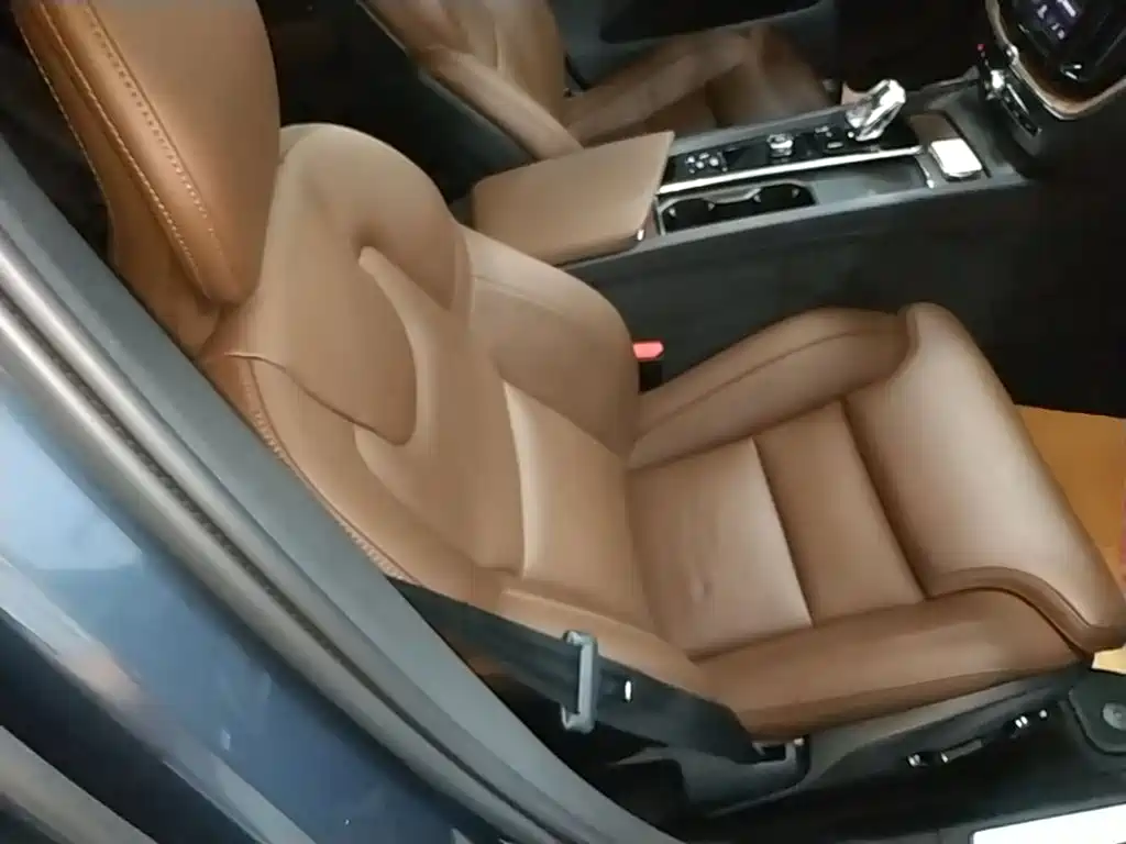 Volvo XC60 PHEV — миниатюра 25