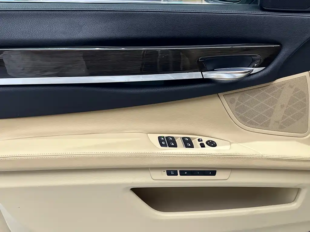 BMW 7 Series — миниатюра 23