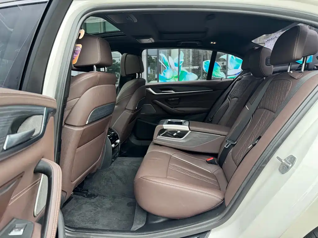 BMW 5 Series — миниатюра 8