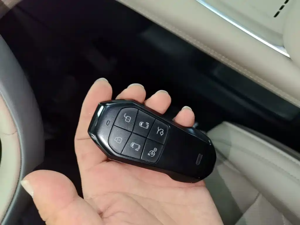 XPeng X9 — миниатюра 9