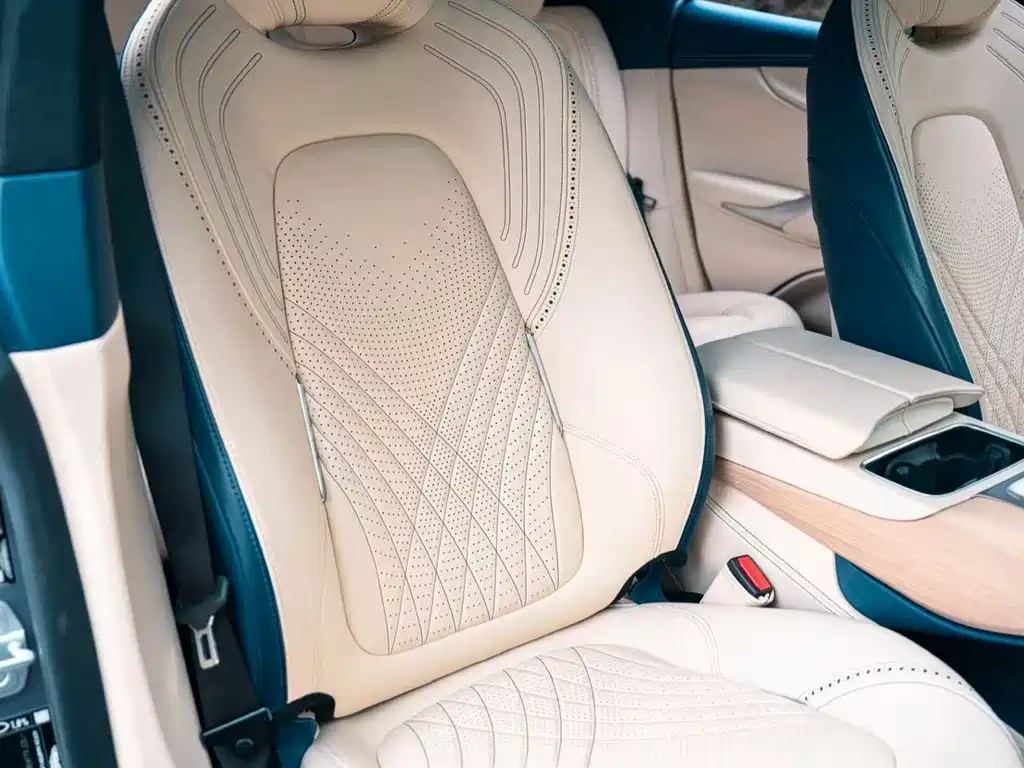 Aston Martin DBX — миниатюра 9