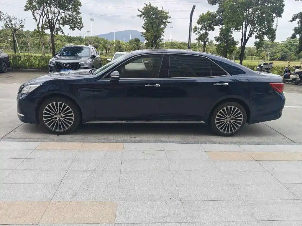 Toyota Crown — миниатюра 3