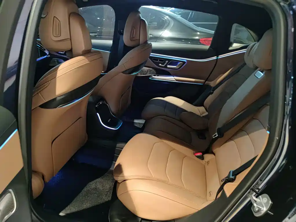 Mercedes-Benz E-Class — миниатюра 6