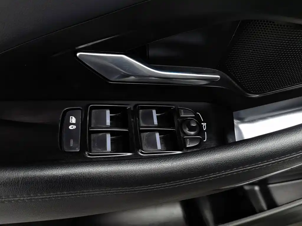 Jaguar E-PACE — миниатюра 9