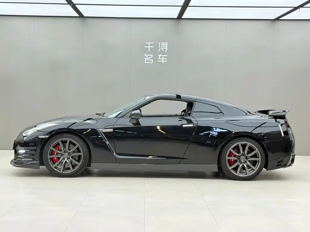 Nissan GT-R — миниатюра 3
