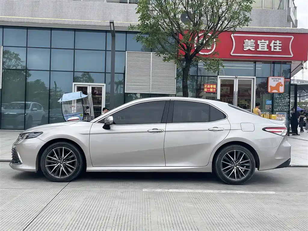 Toyota Camry — миниатюра 3