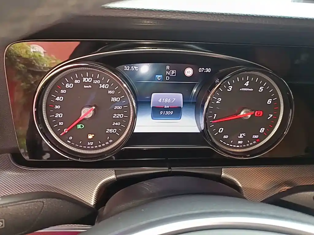 Mercedes-Benz E-Class — миниатюра 12
