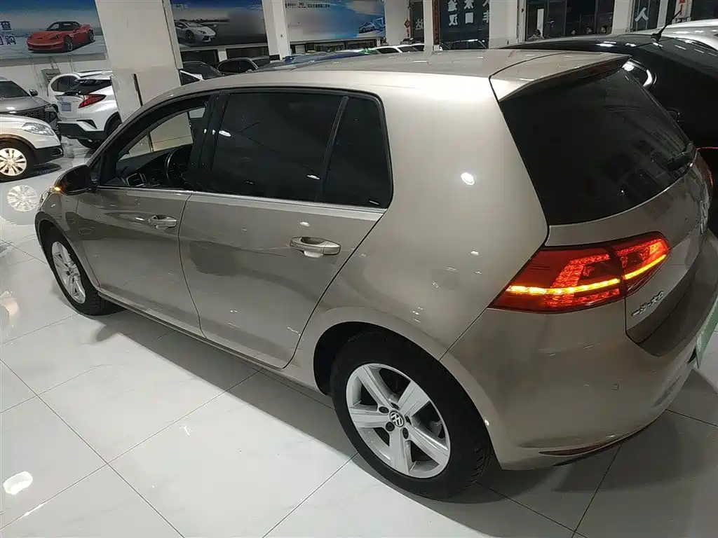VOLKSWAGEN GOLF