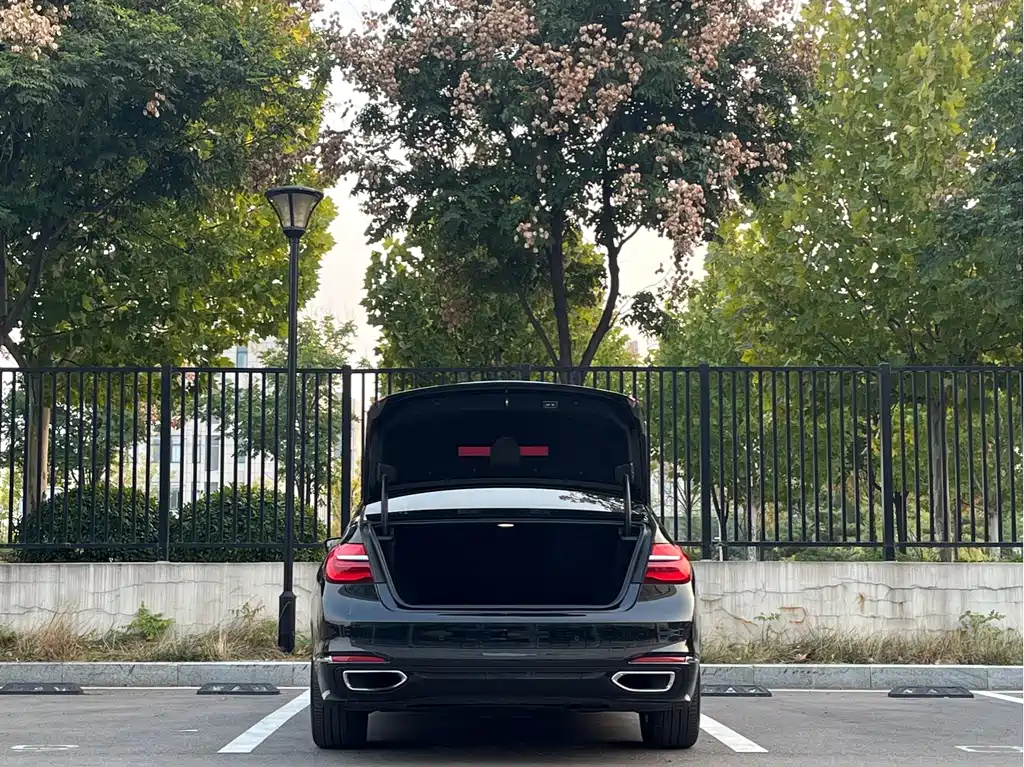 BMW 7 Series — миниатюра 5