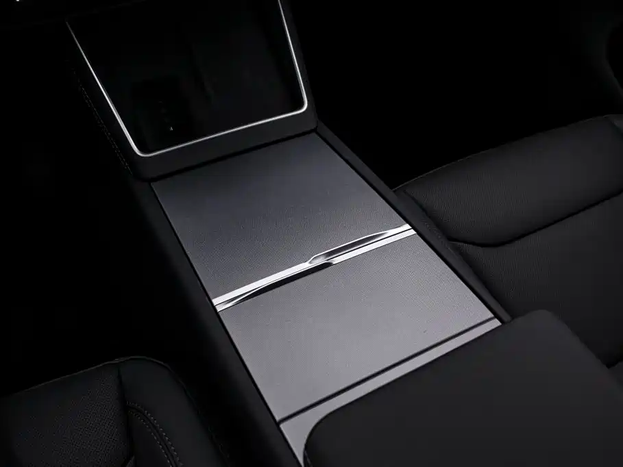 Tesla Model Y — миниатюра 9