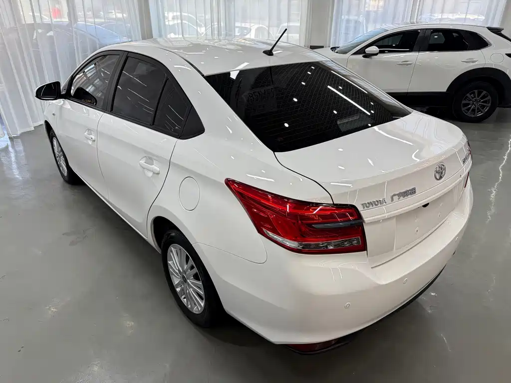 Toyota Yaris L - фото 4