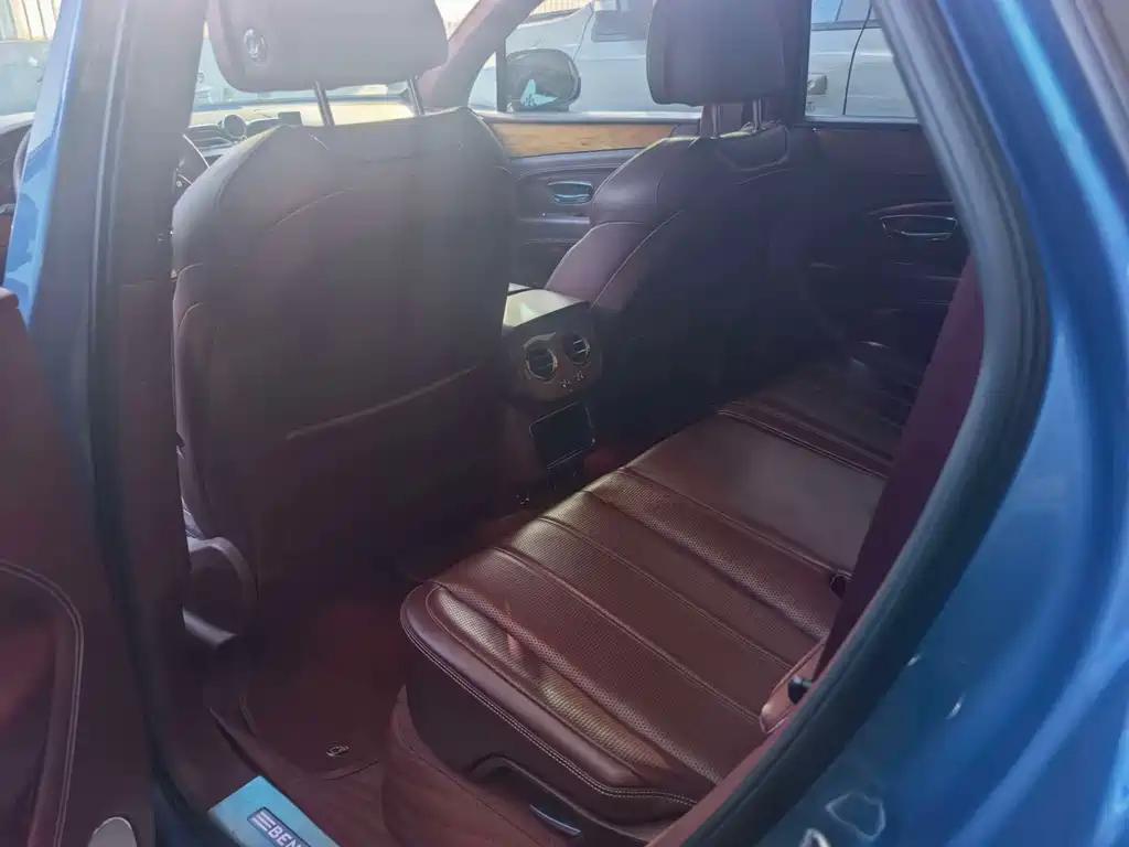Bentley Bentayga — миниатюра 7