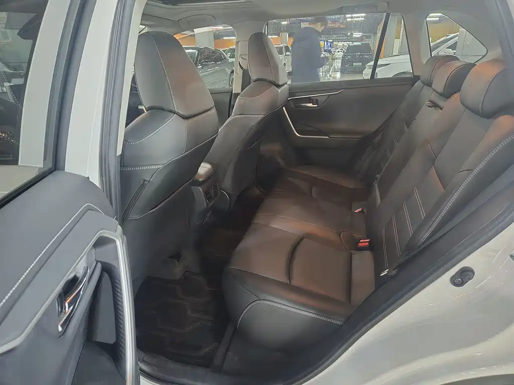 Toyota RAV4 — миниатюра 3
