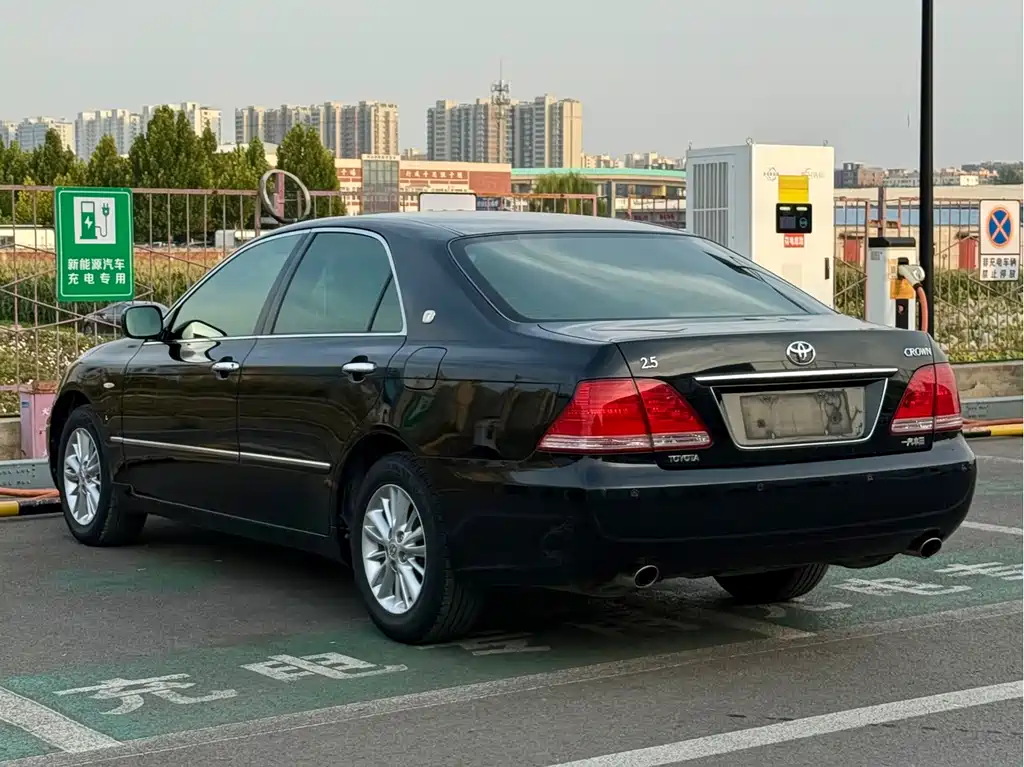 Toyota Crown — миниатюра 19