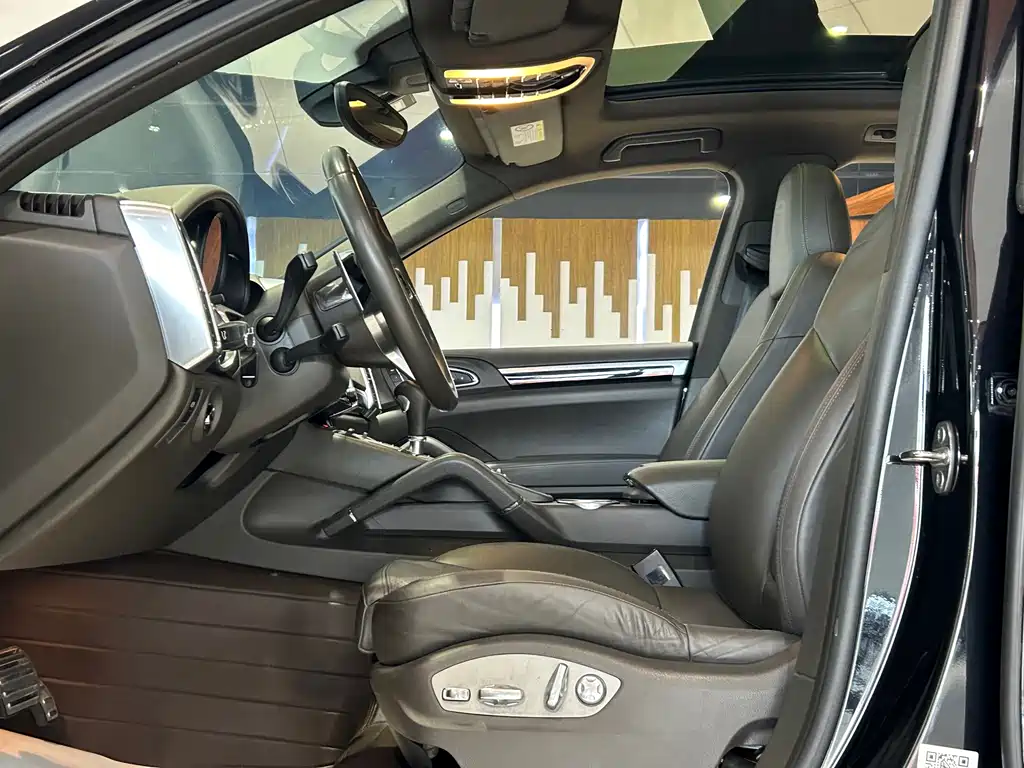Porsche Cayenne — миниатюра 11