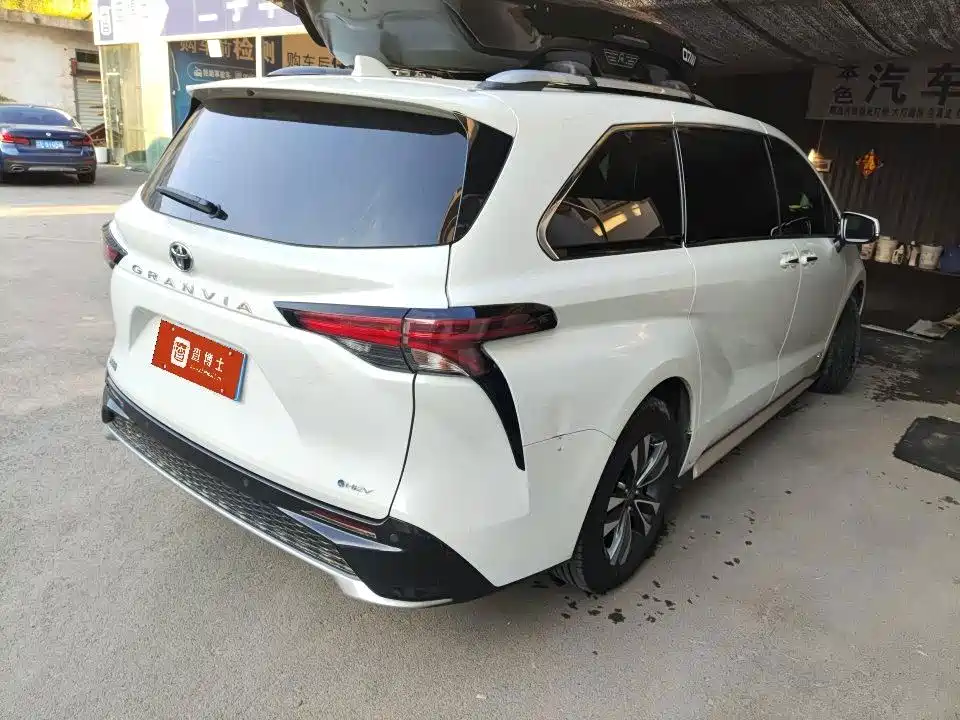 Toyota Granvia — миниатюра 5