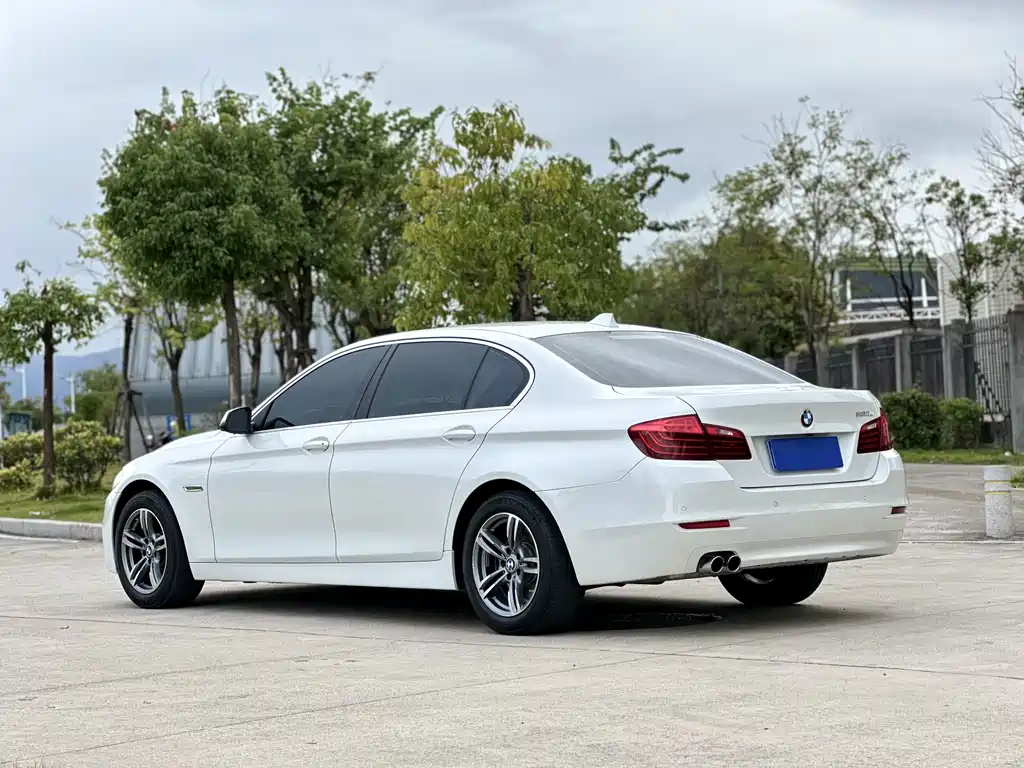 BMW 5 Series — миниатюра 6