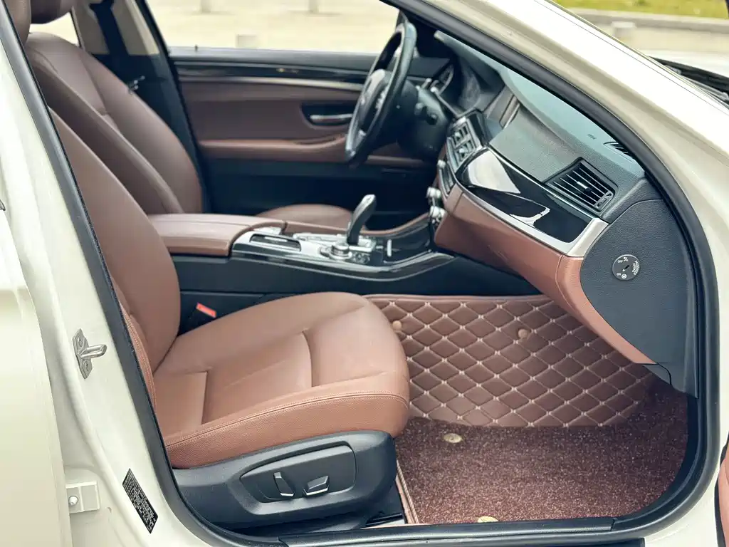 BMW 5 Series — миниатюра 13
