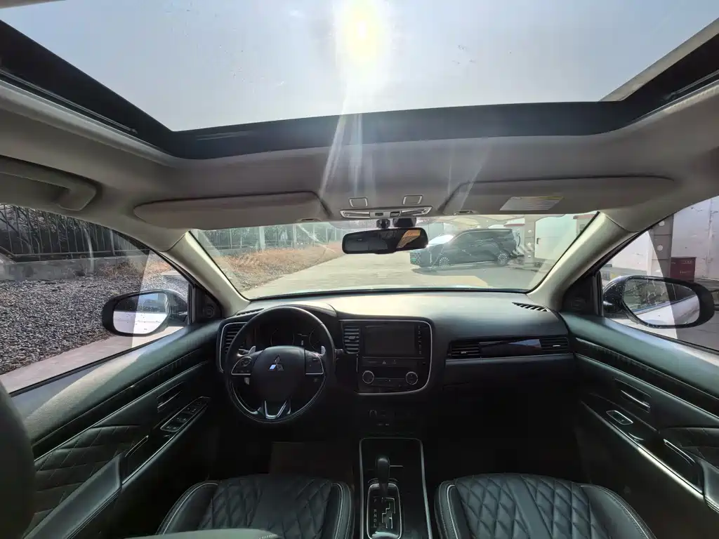 MITSUBISHI OUTLANDER