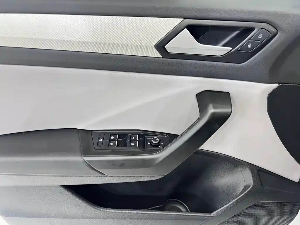 Volkswagen T-Roc — миниатюра 8