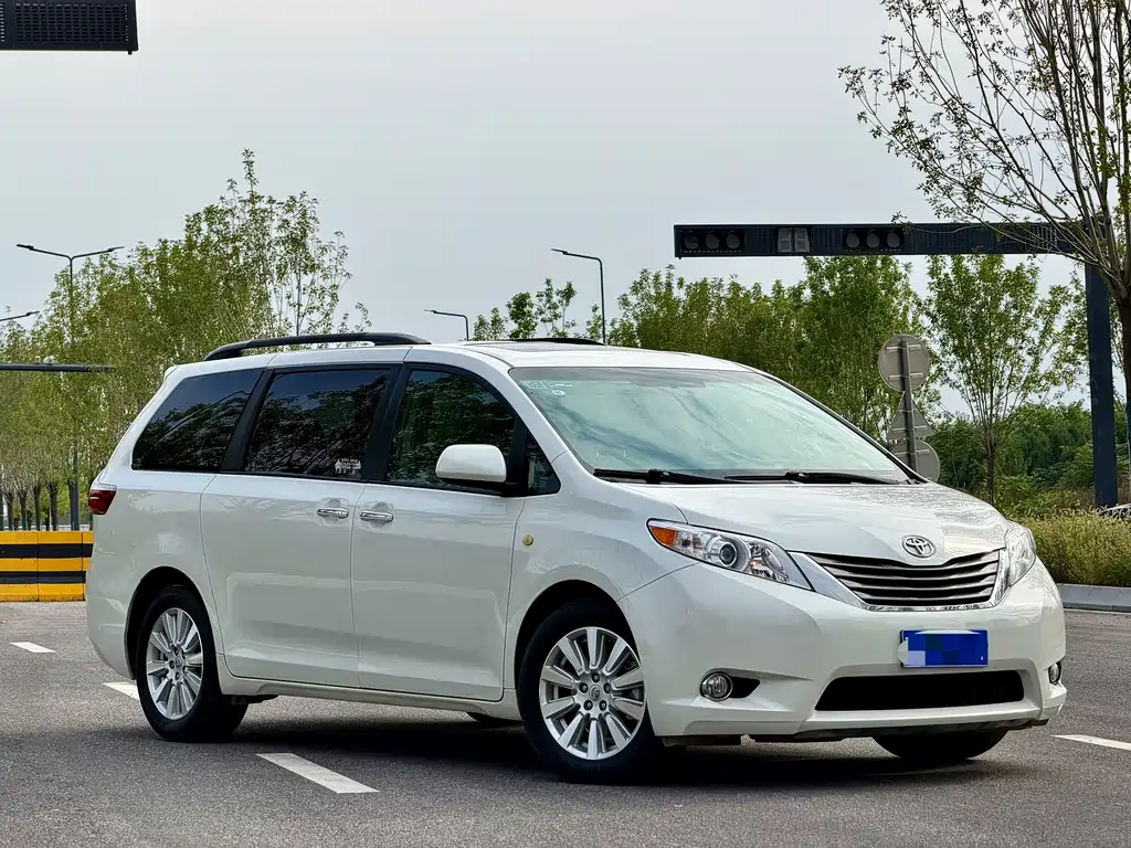 Toyota Sienna — миниатюра 3
