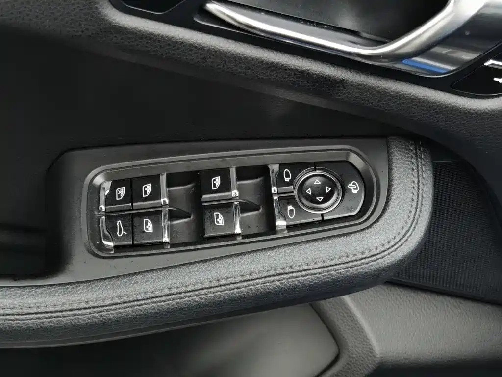 Porsche Macan — миниатюра 9