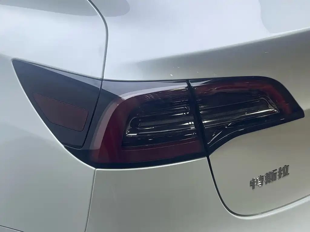 Tesla Model 3 — миниатюра 10