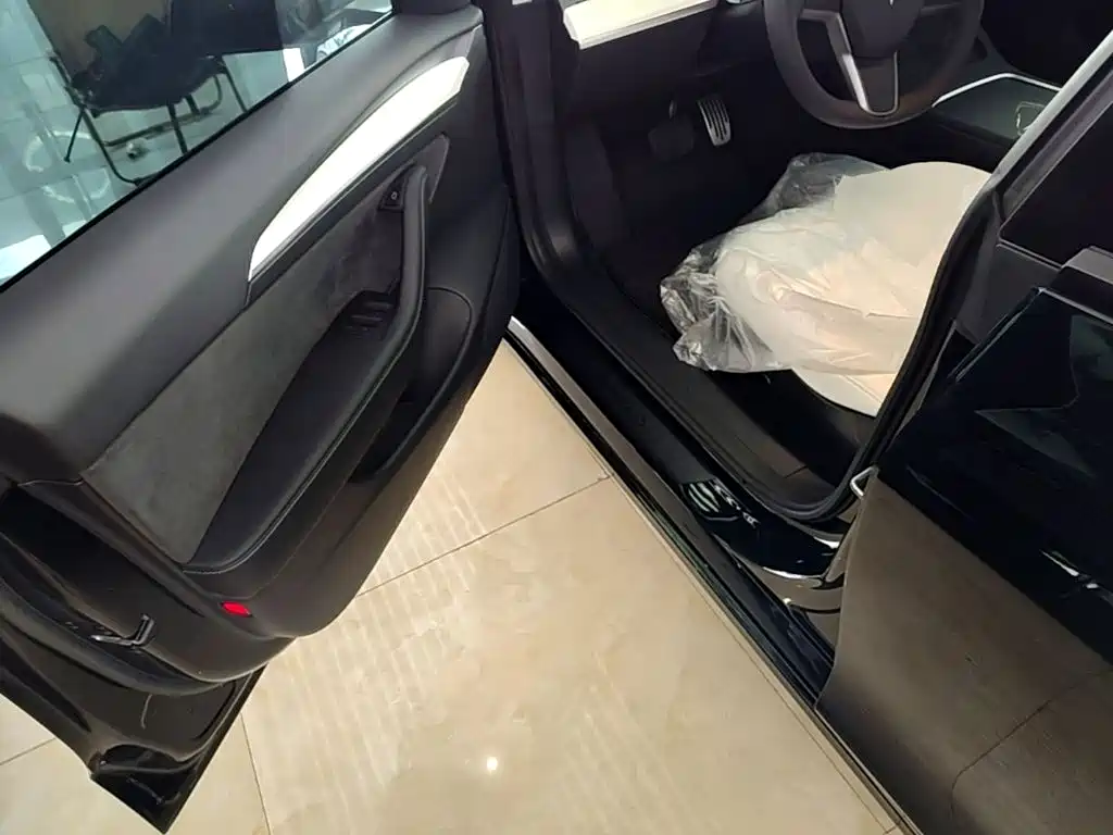 Tesla Model 3 — миниатюра 16