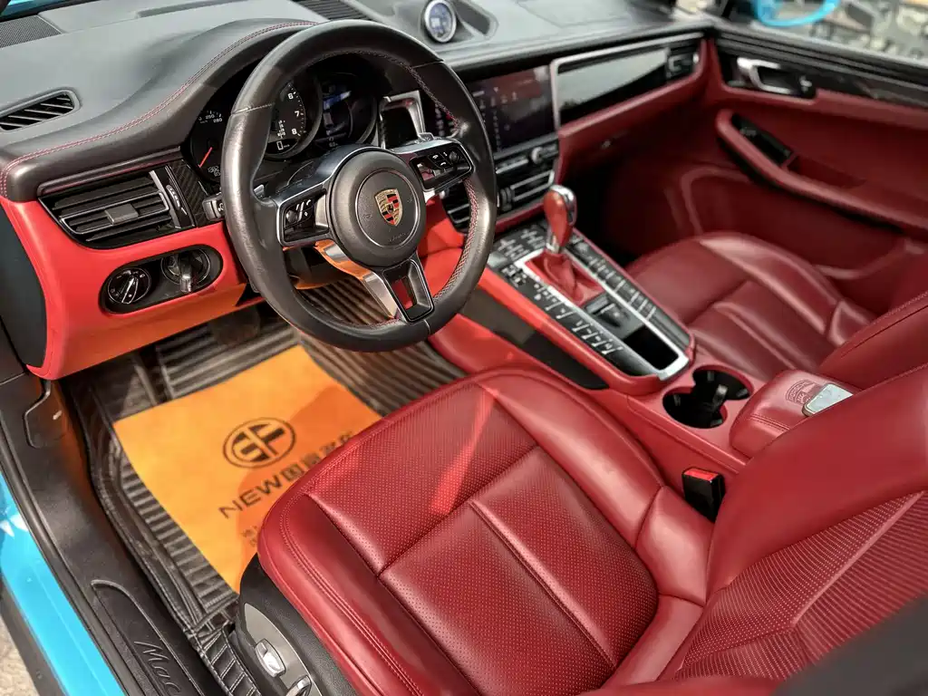PORSCHE MACAN