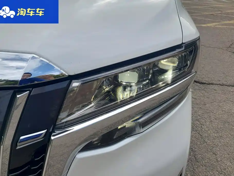 Toyota Alphard — миниатюра 5