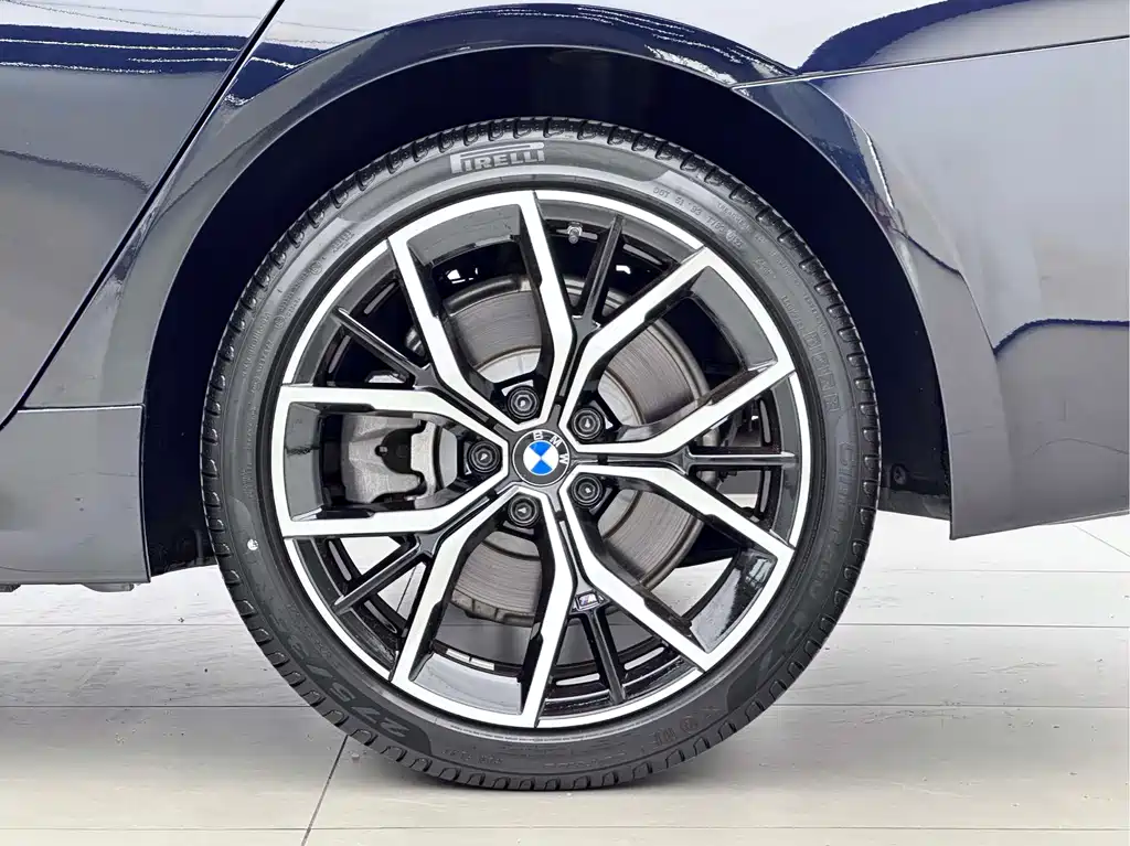 BMW 5 Series — миниатюра 13