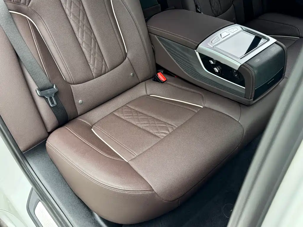 BMW 5 Series — миниатюра 19