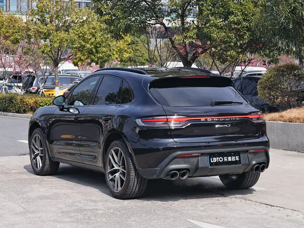 PORSCHE MACAN