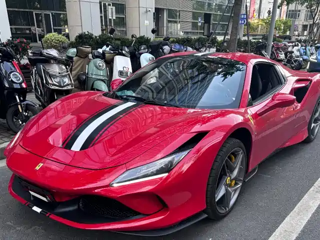 FERRARI F8