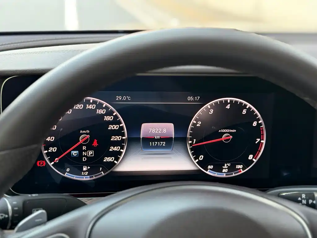 Mercedes-Benz E-Class — миниатюра 8
